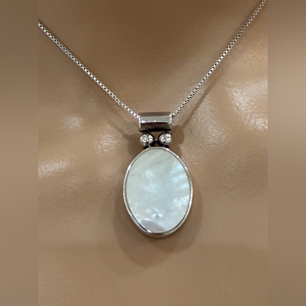 Beautiful Mother-of-Pearl, SS Oval Pendant in w/ Sterling Silver Box Chain
